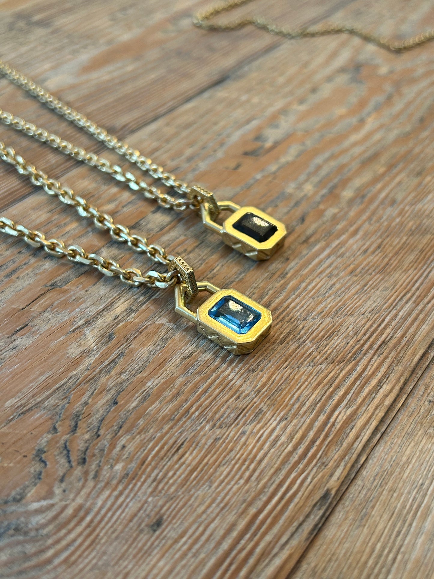 Epitome Pendant - 18kt Swiss