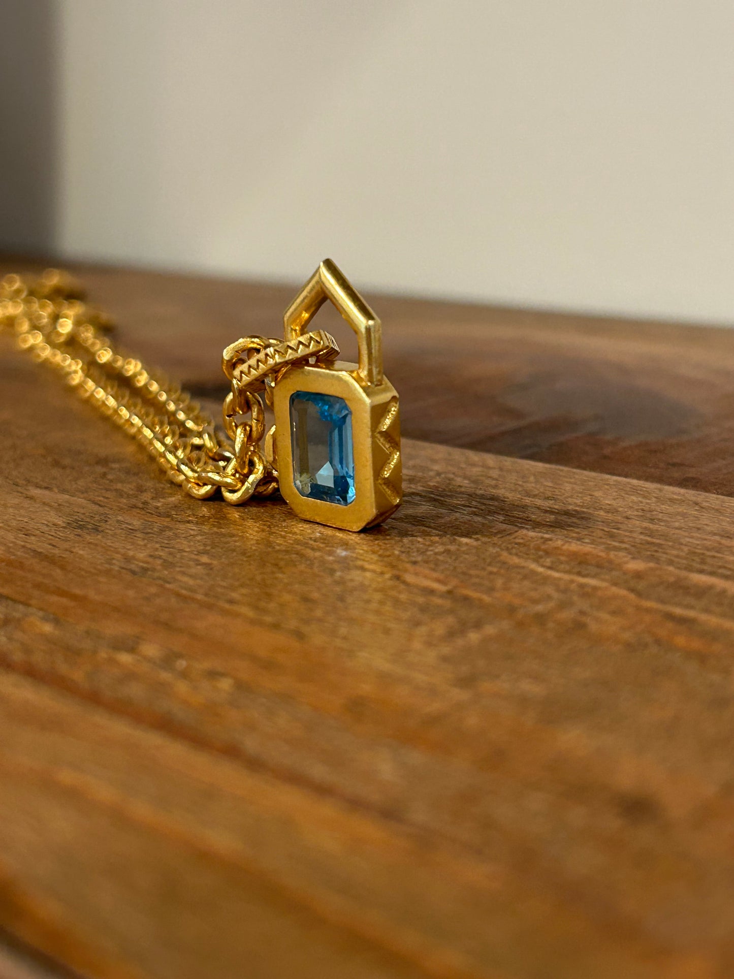 Epitome Pendant - 18kt Swiss
