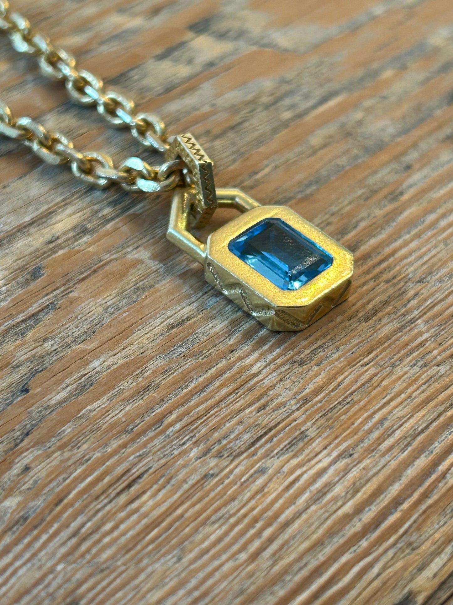 Epitome Pendant - 18kt Swiss