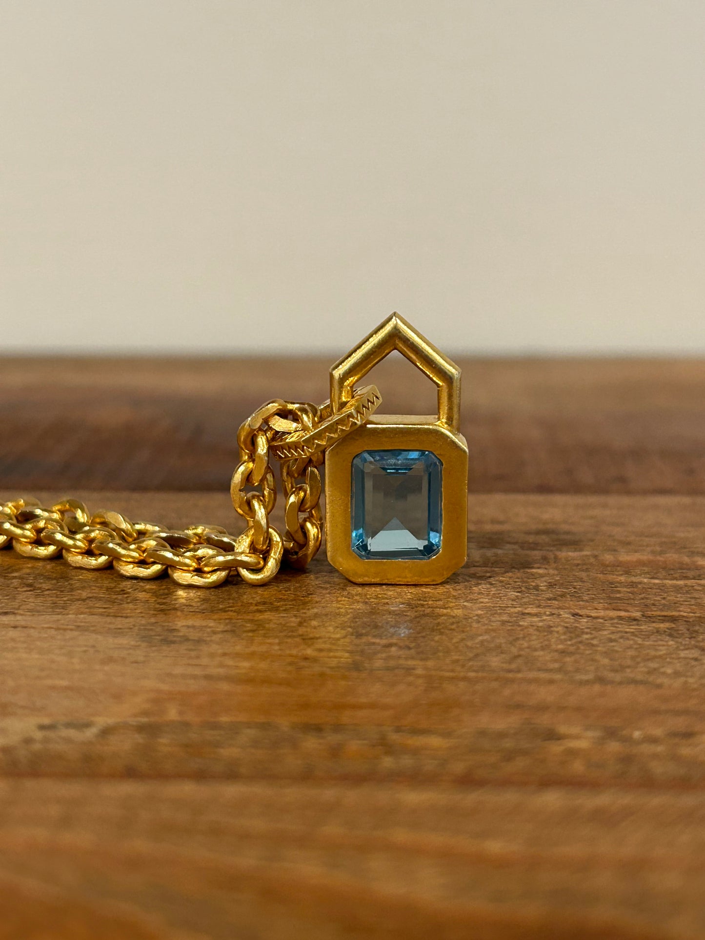 Epitome Pendant - 18kt Swiss