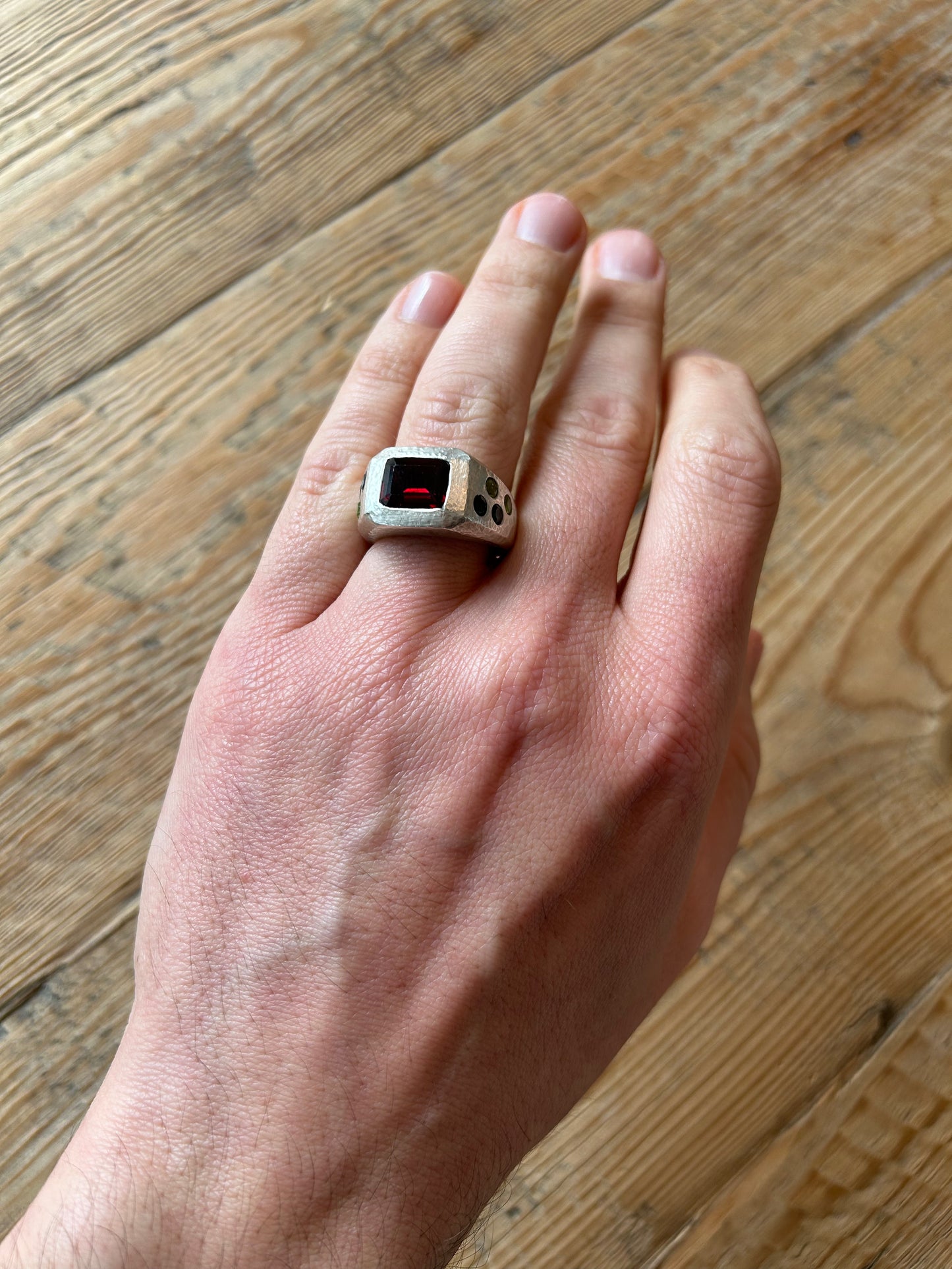 Leo Signet Gypsy - Garnet