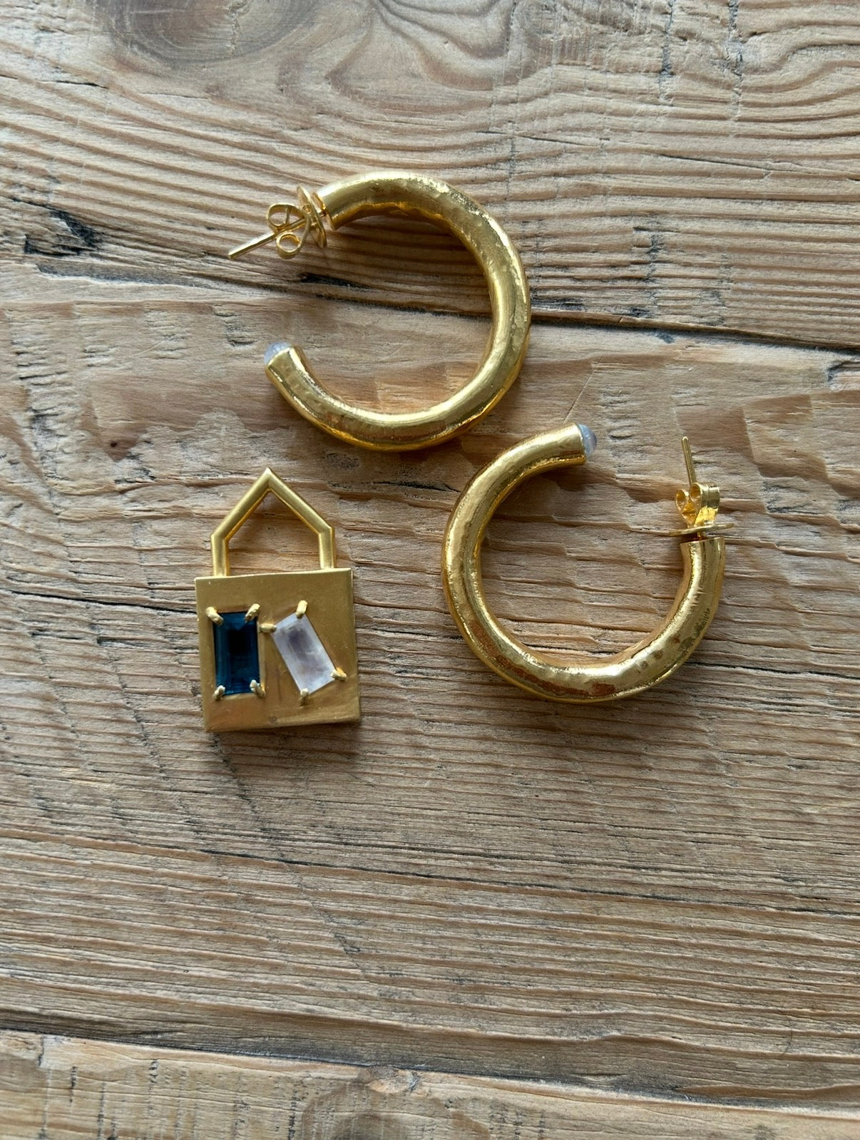 18kt Phant Earrings - Rainbow Moonstone